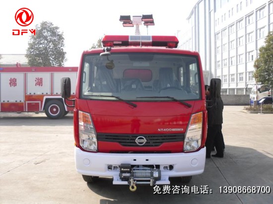 日產(chǎn)尼桑消防車前面